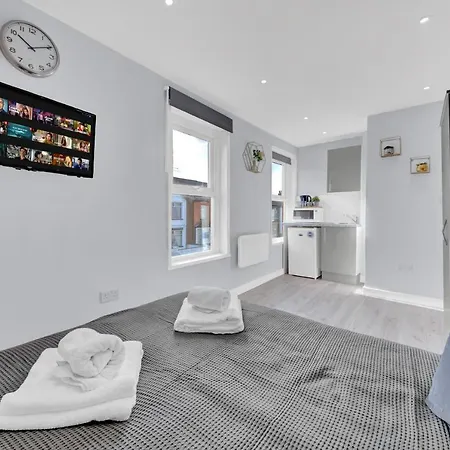 Lovely 1-bed Studio In West Drayton