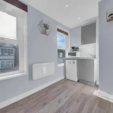 Lovely 1-bed Studio In West Drayton Apartment *