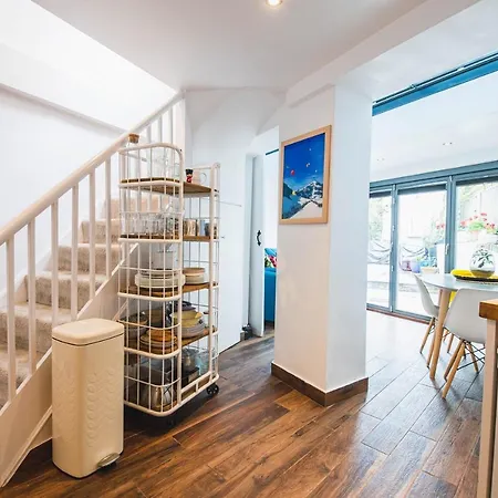 Pass The Keys - Modern & Stylish Garden In Islington London