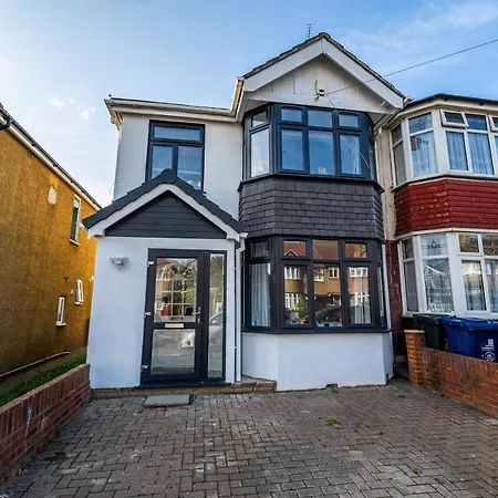 Modern 5 Bed In Ealing, Free Driveway Parking, Sleeps 8