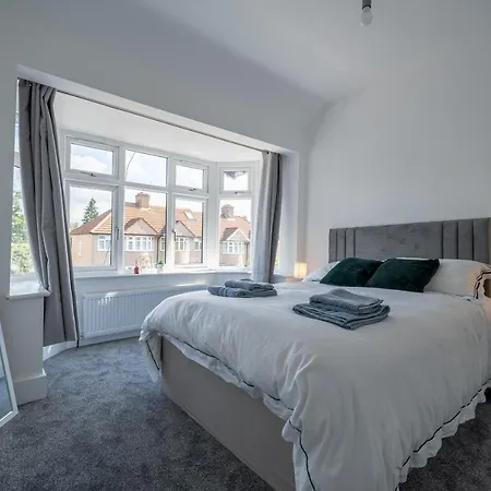 Holiday home Modern 5 Bed In Ealing, Free Driveway Parking, Sleeps 8 *