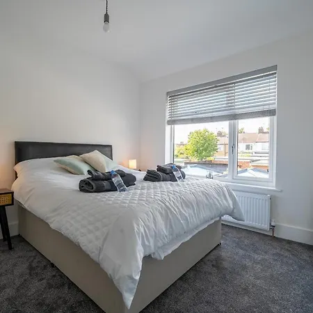 Modern 5 Bed In Ealing, Free Driveway Parking, Sleeps 8 Harrow on the Hill