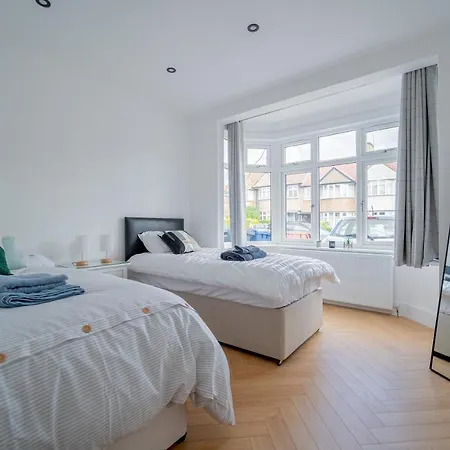 Modern 5 Bed In Ealing, Free Driveway Parking, Sleeps 8 *