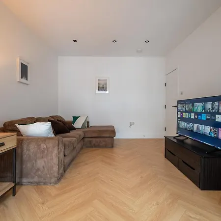 Modern 5 Bed In Ealing, Free Driveway Parking, Sleeps 8 * Harrow on the Hill