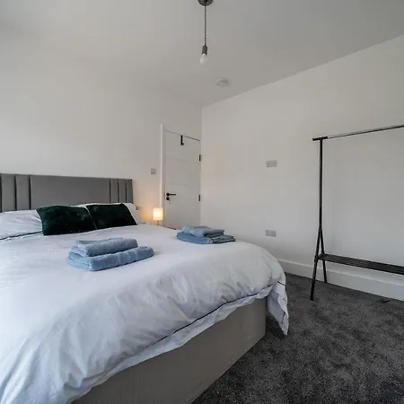 Modern 5 Bed In Ealing, Free Driveway Parking, Sleeps 8 Holiday home