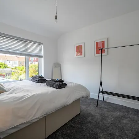 Modern 5 Bed In Ealing, Free Driveway Parking, Sleeps 8 Holiday home