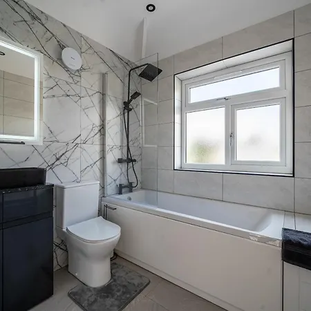 Holiday home Modern 5 Bed In Ealing, Free Driveway Parking, Sleeps 8 Harrow on the Hill
