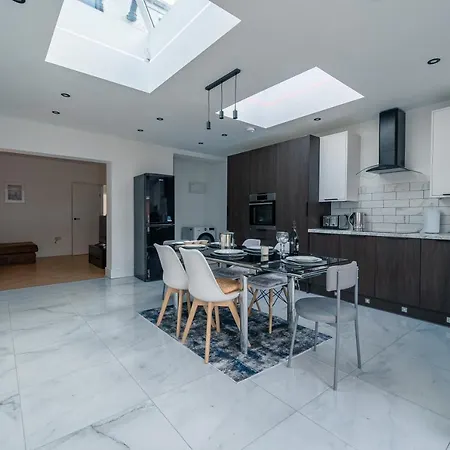 Modern 5 Bed In Ealing, Free Driveway Parking, Sleeps 8 Holiday home *