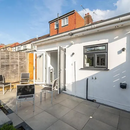 Modern 5 Bed In Ealing, Free Driveway Parking, Sleeps 8 *