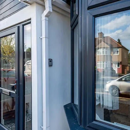 Modern 5 Bed In Ealing, Free Driveway Parking, Sleeps 8