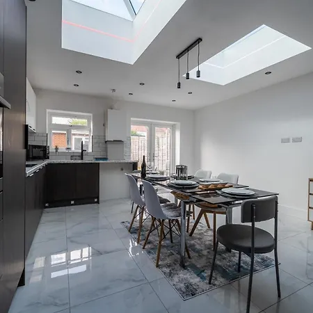 Modern 5 Bed In Ealing, Free Driveway Parking, Sleeps 8 Holiday home