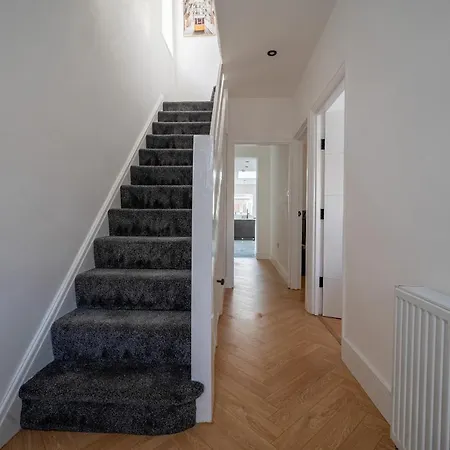Modern 5 Bed In Ealing, Free Driveway Parking, Sleeps 8 *
