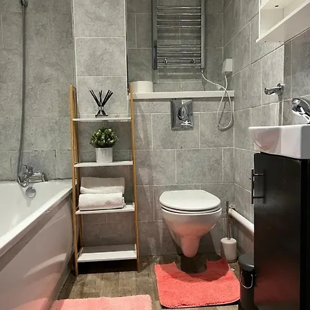 3 Bedroom Flat In King's Cross, St Pancras's. 2 Minutes To Euston. *