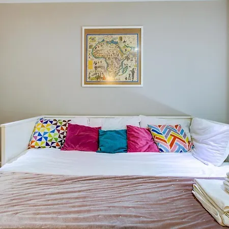2 Bedroom Spacious In The Heart Fulham Apartment London