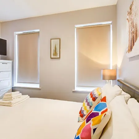 Apartment 2 Bedroom Spacious In The Heart Fulham London