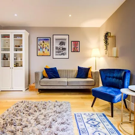 2 Bedroom Spacious In The Heart Fulham Apartment London