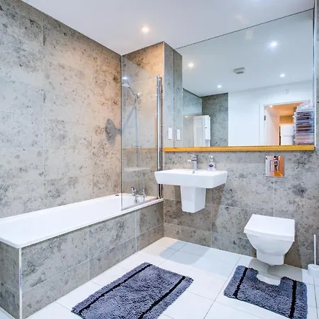 2 Bedroom Spacious In The Heart Fulham Apartment