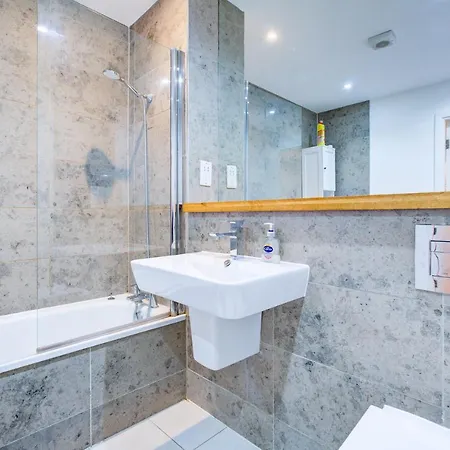 2 Bedroom Spacious In The Heart Fulham Apartment London