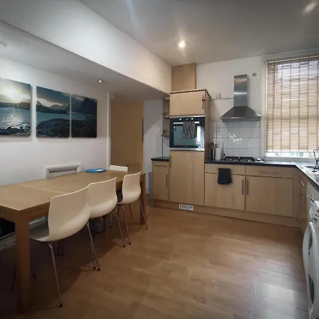 Beautiful 2 Bedroom House In Fulham. *