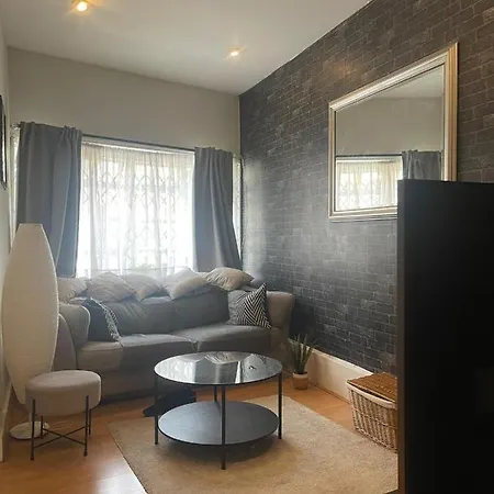 Beautiful 2 Bedroom House In Fulham. *
