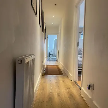 Beautiful 2 Bedroom House In Fulham.