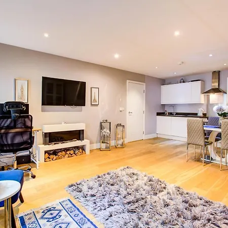 2 Bedroom Spacious In The Heart Fulham * London