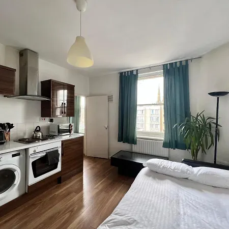 Bright Near Hyde Park Sleeps 4 Apartment
