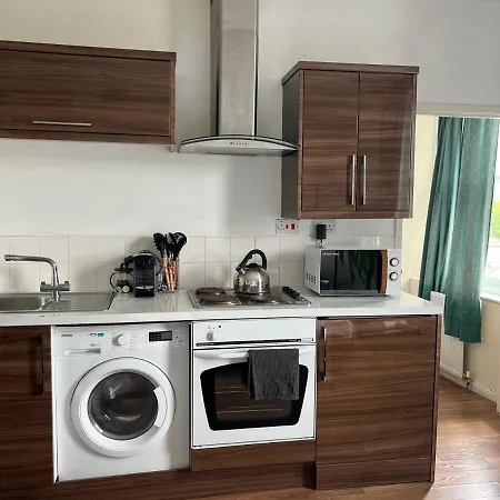 Apartment Bright Near Hyde Park Sleeps 4 London