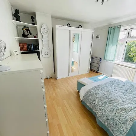 Spare In Peaceful Neighbourhood Near The Centre Of