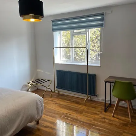 Elegant 2 Bedroom Flat In Chiswick Near Tube Stations London