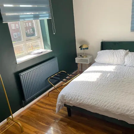 Elegant 2 Bedroom Flat In Chiswick Near Tube Stations London