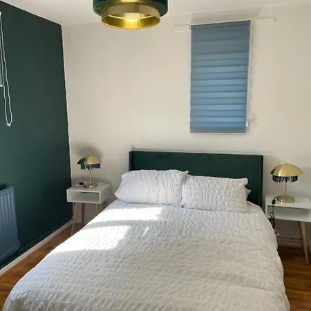 Elegant 2 Bedroom Flat In Chiswick Near Tube Stations *