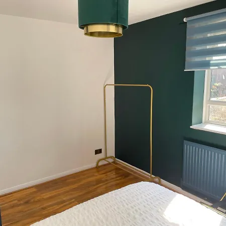 Elegant 2 Bedroom Flat In Chiswick Near Tube Stations