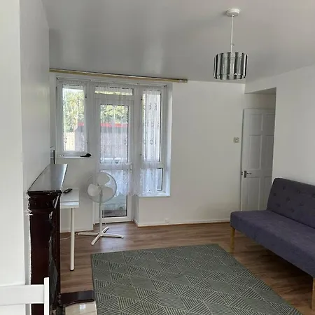 Spacious 2 Bed Flat Apartment Barking (Greater London)