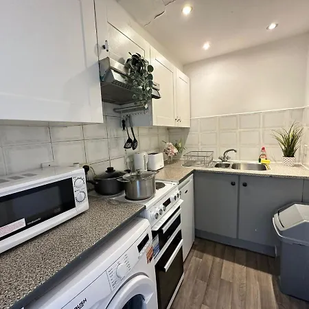 Burwood 2 Bedroom Apartment *