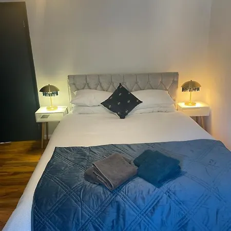 Elegant 2 Bedroom Flat In Chiswick Near Tube Stations Apartment