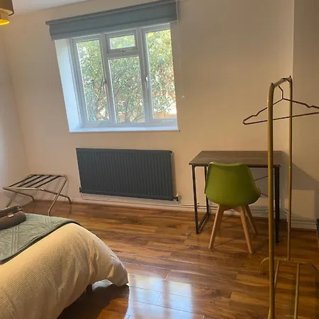 Elegant 2 Bedroom Flat In Chiswick Near Tube Stations * London