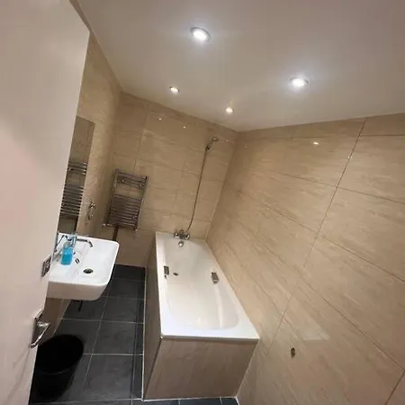 2 Bed With Garden & Parking West Londra