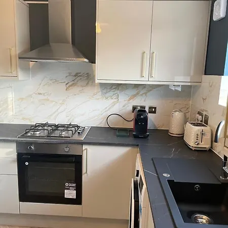 Elegant 2 Bedroom Flat In Chiswick Near Tube Stations Apartment