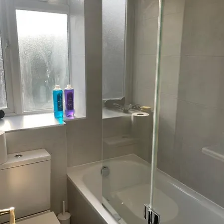 Elegant 2 Bedroom Flat In Chiswick Near Tube Stations Apartment *