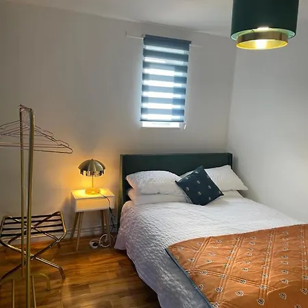 Elegant 2 Bedroom Flat In Chiswick Near Tube Stations