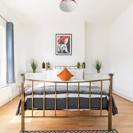 Apartment Large, Bright And Spacious 3 Bed Flat In London