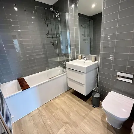 Elegant Chic Living: 1 Bed In Vibrant Area *