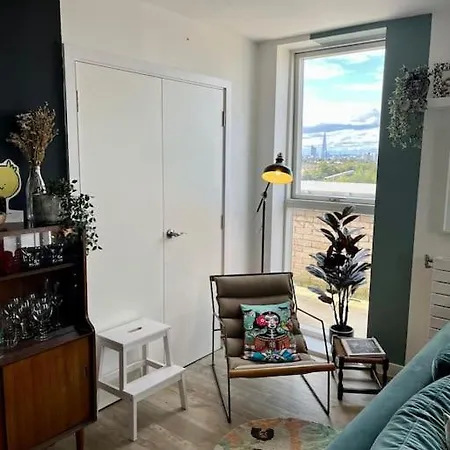 Elegant Chic Living: 1 Bed In Vibrant Area Appartement *