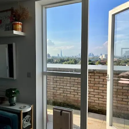 Elegant Chic Living: 1 Bed In Vibrant Area Appartement