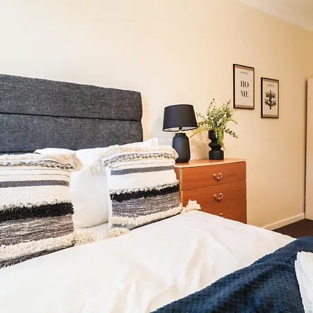 Cosy Property Right By Warren Street Station! Free Wifi!