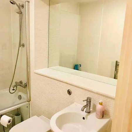 Modern 1 Bedroom Moments From Shoreditch Apartment London