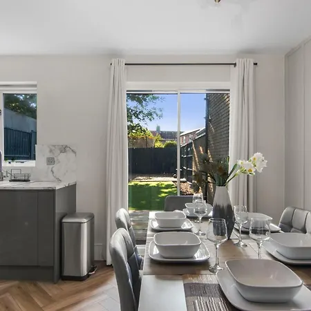 Apartment Onsitestays - Early Check In August - Modern 3 Bed House, 2 X Parking, Garden, Wifi & Dishwasher