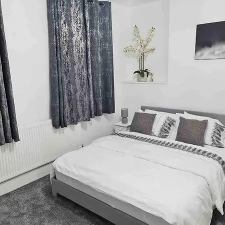 L A Place Croydon, London Holiday home Norwood