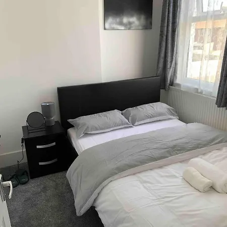L A Place Croydon, London Holiday home Norwood